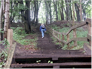 susanne auf der treppe vom strand zum schloss liselund