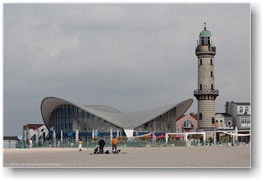 leuchtturm am strand bei rostock