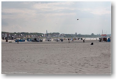 sandstrand mit strandkrben bei rostock