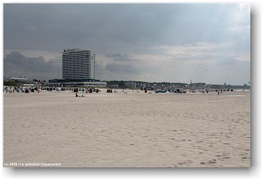 sandstrand und strandhotel "neptun" bei rostock