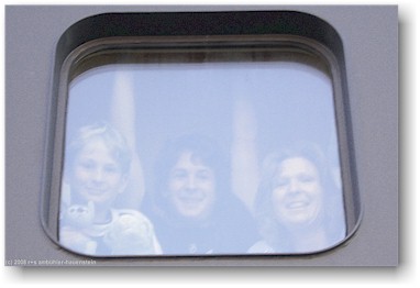 mathias, daniel und susanne schauen aus dem kabinenfenster der superfast VIII