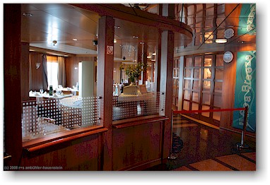 gediegenes restaurant an bord der superfast VIII