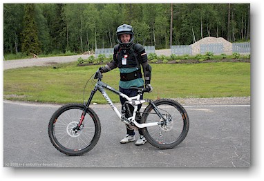 daniel in voller bike-ausrstung am levi bei sirkka, SF