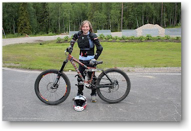katrin in voller bike-ausrstung am levi bei sirkka, SF