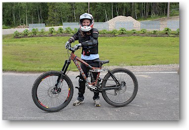 katrin in voller bike-ausrstung am levi bei sirkka, SF