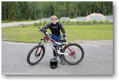 mathias in voller bike-ausrstung am levi bei sirkka, SF