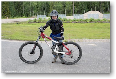 mathias in voller bike-ausrstung am levi bei sirkka, SF