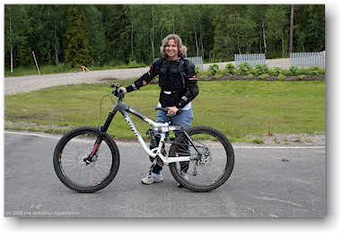 susanne in voller bike-ausrstung am levi bei sirkka, SF