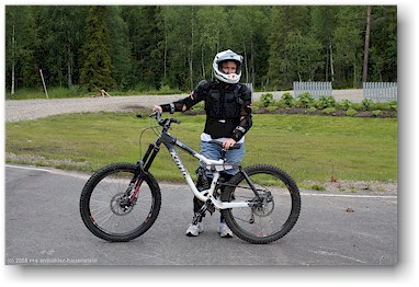 susanne in voller bike-ausrstung am levi bei sirkka, SF