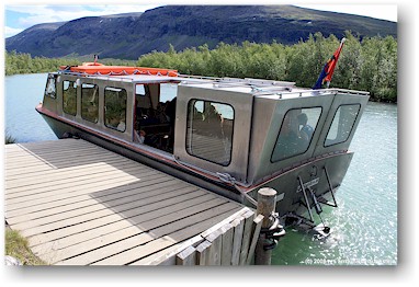 abfahrbereites boot an der westlichen anlegestelle des ladtjojaure