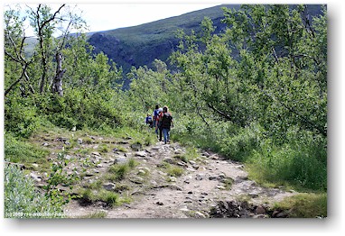 holpriger wanderweg zwischen der kebnekaise fjllstation und nikkaluokta