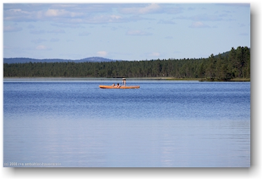 unsere kinder im gummiboot auf dem moskoselet