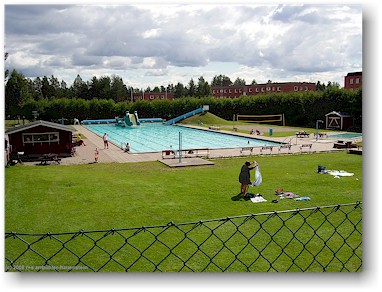 aussenbecken und liegewiese des erlebnisbad in arvidsjaur, S