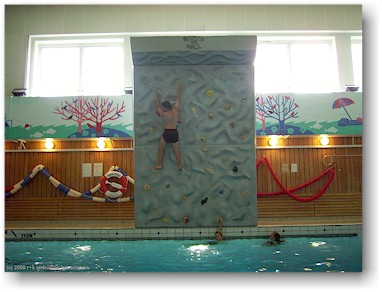 daniel an der kletterwand im erlebnisbad in arvidsjaur, S