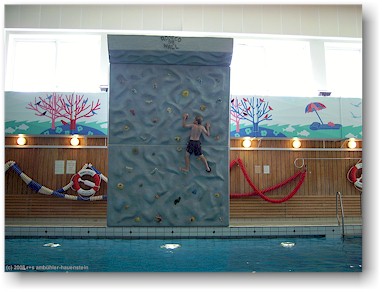 mathias an der kletterwand im erlebnisbad in arvidsjaur, S
