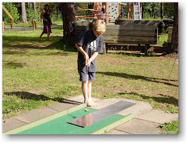 mathias beim minigolf im erlebnisbad in arvidsjaur, S