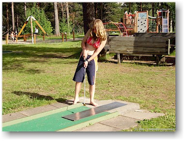 katrin beim minigolf im erlebnisbad in arvidsjaur, S