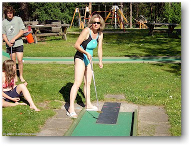 susanne beim minigolf im erlebnisbad in arvidsjaur, S