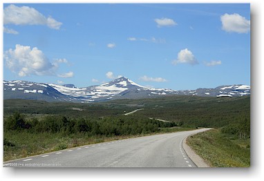 auf der E95 im schwedischen gebirge kurz vor der grenze zu norwegen