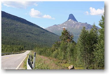 auf der E95 im schwedischen gebirge kurz vor der grenze zu norwegen