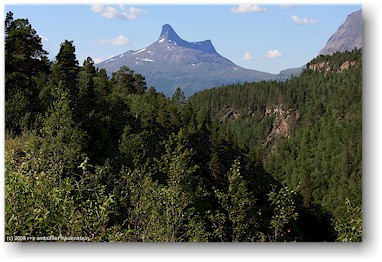 auf der E95 im schwedischen gebirge kurz vor der grenze zu norwegen