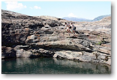 daniel und mathias beim tandem-sprung in den bergsee bei svartisen, N