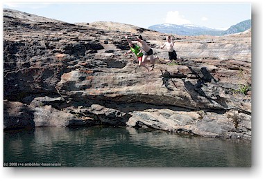 katrin, daniel und mathias springen in den bergsee bei svartisen, N