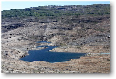 kleiner bergsee am wanderweg vom svartisvatnet zum gletscher svartisen