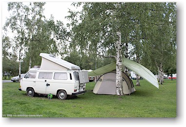 jogi und zelt auf dem camping gustavik bei rebro, S