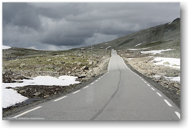 snvegen - auf der fahrt durch das norwegische gebirge
