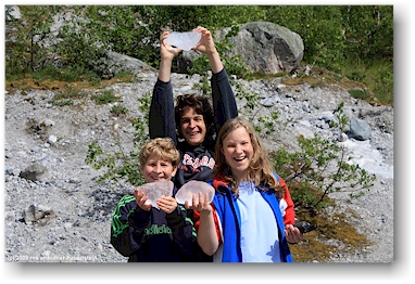 mathias, daniel und katrin haben eisklumpen aus dem nigardsbrevatnet gefischt