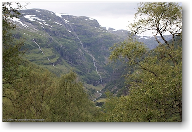 schmelzwasser von den schneefeldern fliesst berall von den bergen
