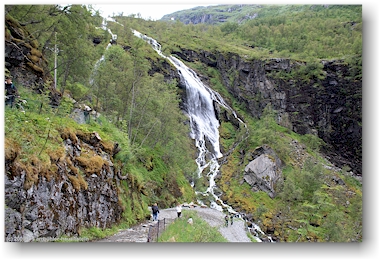 wasserfall unmittelbar neben dem wanderweg von myrdal nach berekvam