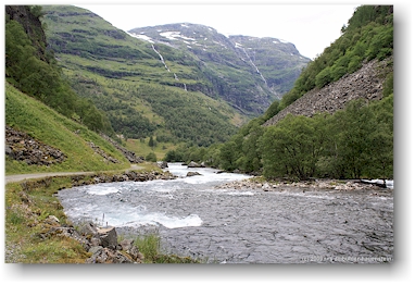 wanderweg entlang des flussufers durchs flmsdalen