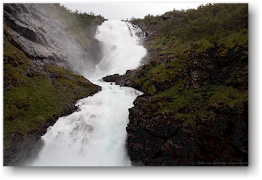 tosender wasserfall kjosfossen entlang der bahnstrecke