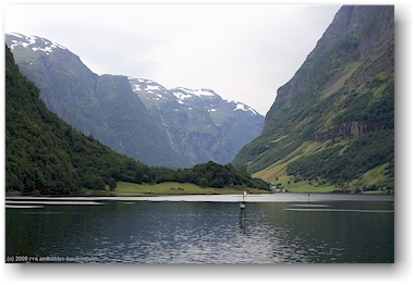 naeroyfjorden, der schmalste schiffbare fjord norwegens