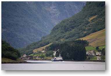 entgegenkommende fhre auf dem naeryfjorden, N