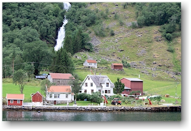 naeroy, N - einsame siedlung am naeryfjorden