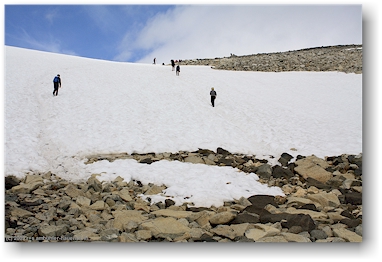 erstes schneefeld auf der wanderung zum galdhpiggen
