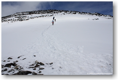eines der zahlreichen schneefelder auf dem weg zum galdhpiggen