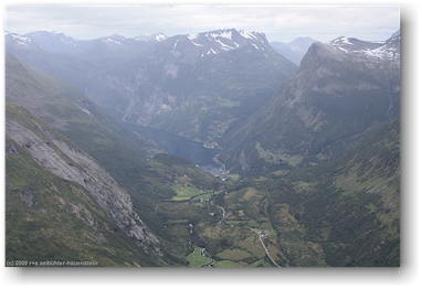 blick vom dalsnibba auf den geirangerfjord