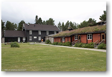 grassbedachte zimmer des motel femundtunet