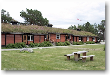 grassbedachte zimmer des motel femundtunet