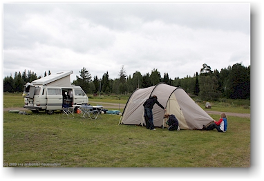aufbauen unseres zeltes auf dem campingplatz klppen, S