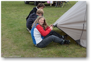 aufbauen unseres zeltes auf dem campingplatz klppen, S