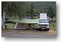 unser VW bus und unser zelt auf dem campingplatz nordal turistsenter in lom