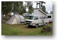 unser VW bus auf dem campingplatz in grinsbyn