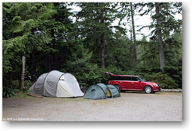 unsere zelt und unser auto auf dem campingplatz bei ucluelet, CAN