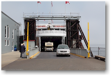 autos verlassen die fhre im hafen von port angeles, USA