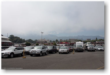 wartende autos im hafen von port angeles, USA